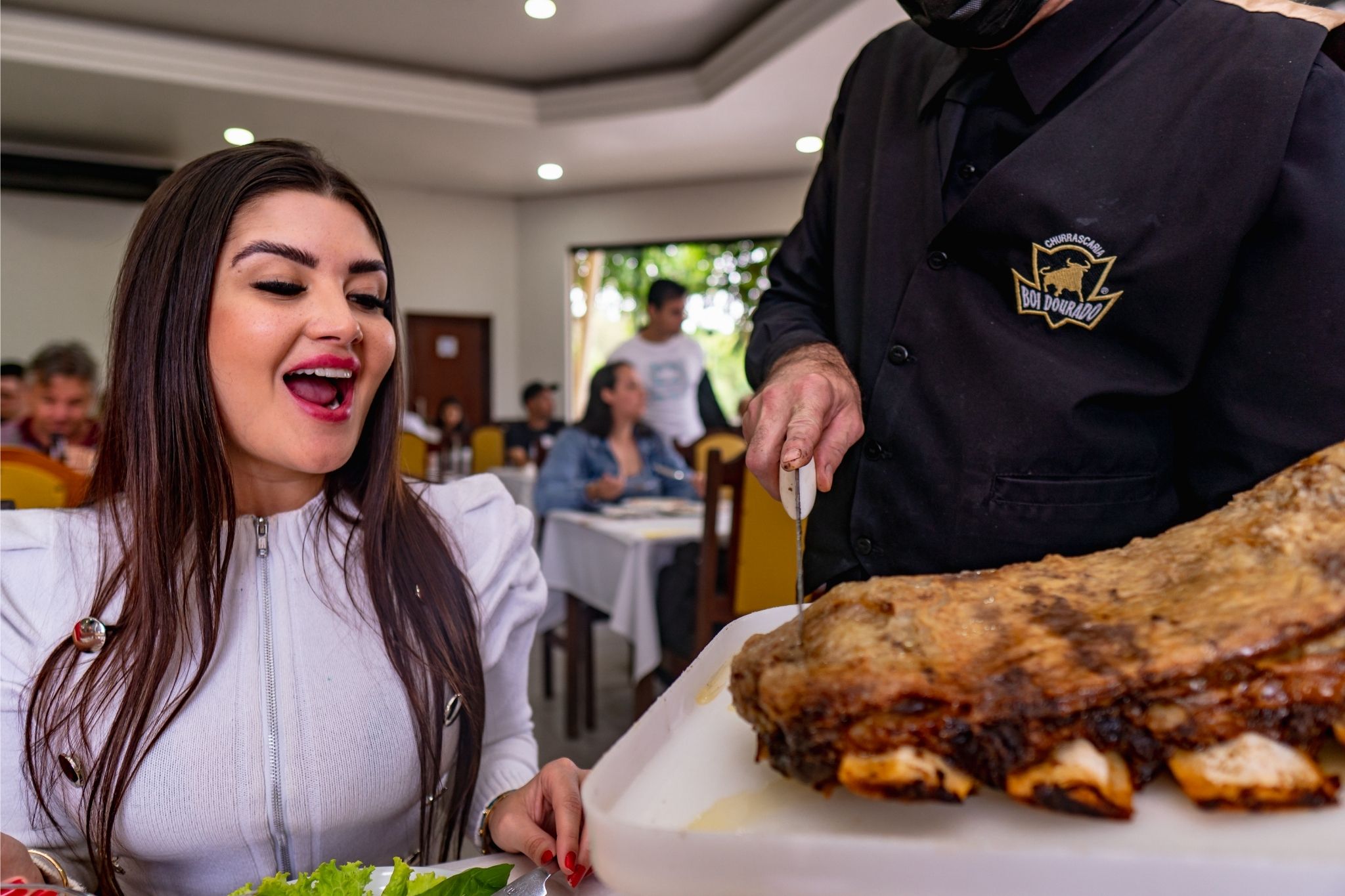 Costela bovina assada na brasa no rodízio da Churrascaria Boi Dourado
