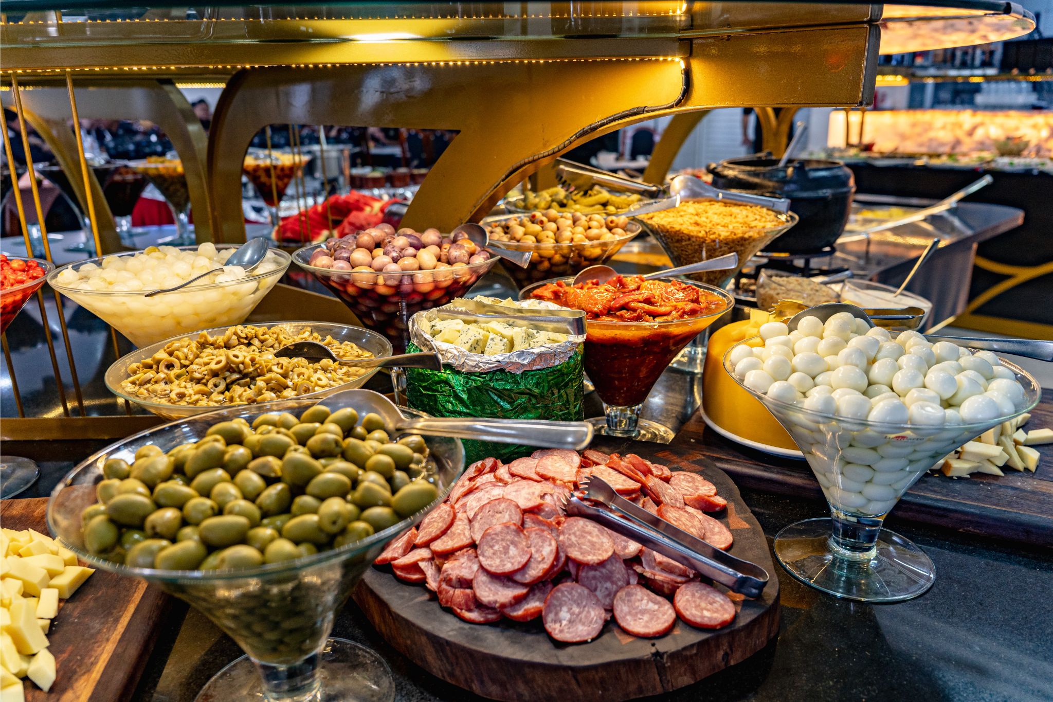 Seleção de queijos e embutidos no buffet da Churrascaria Boi Dourado