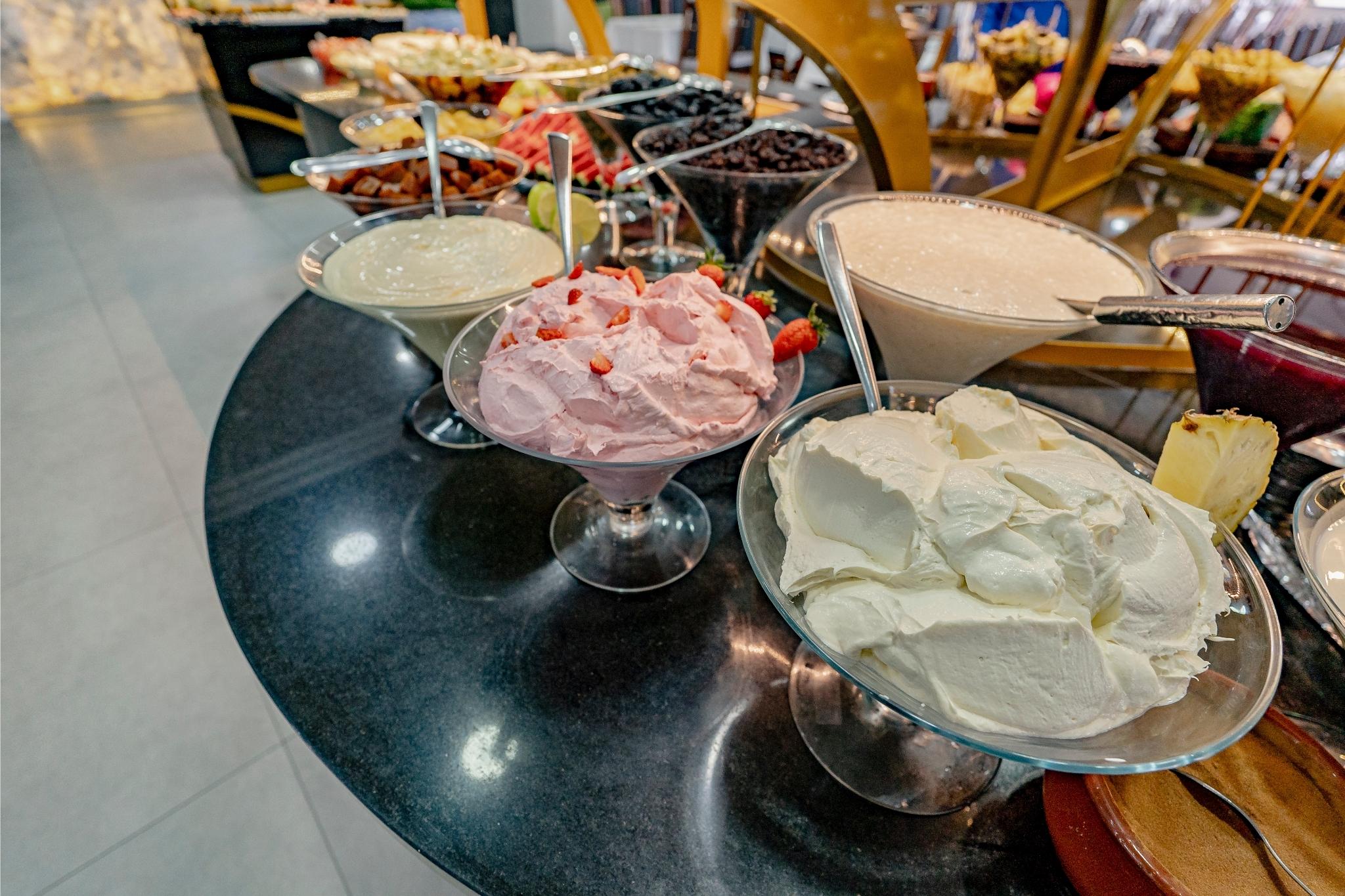 Sobremesas variadas do buffet completo da Churrascaria Boi Dourado