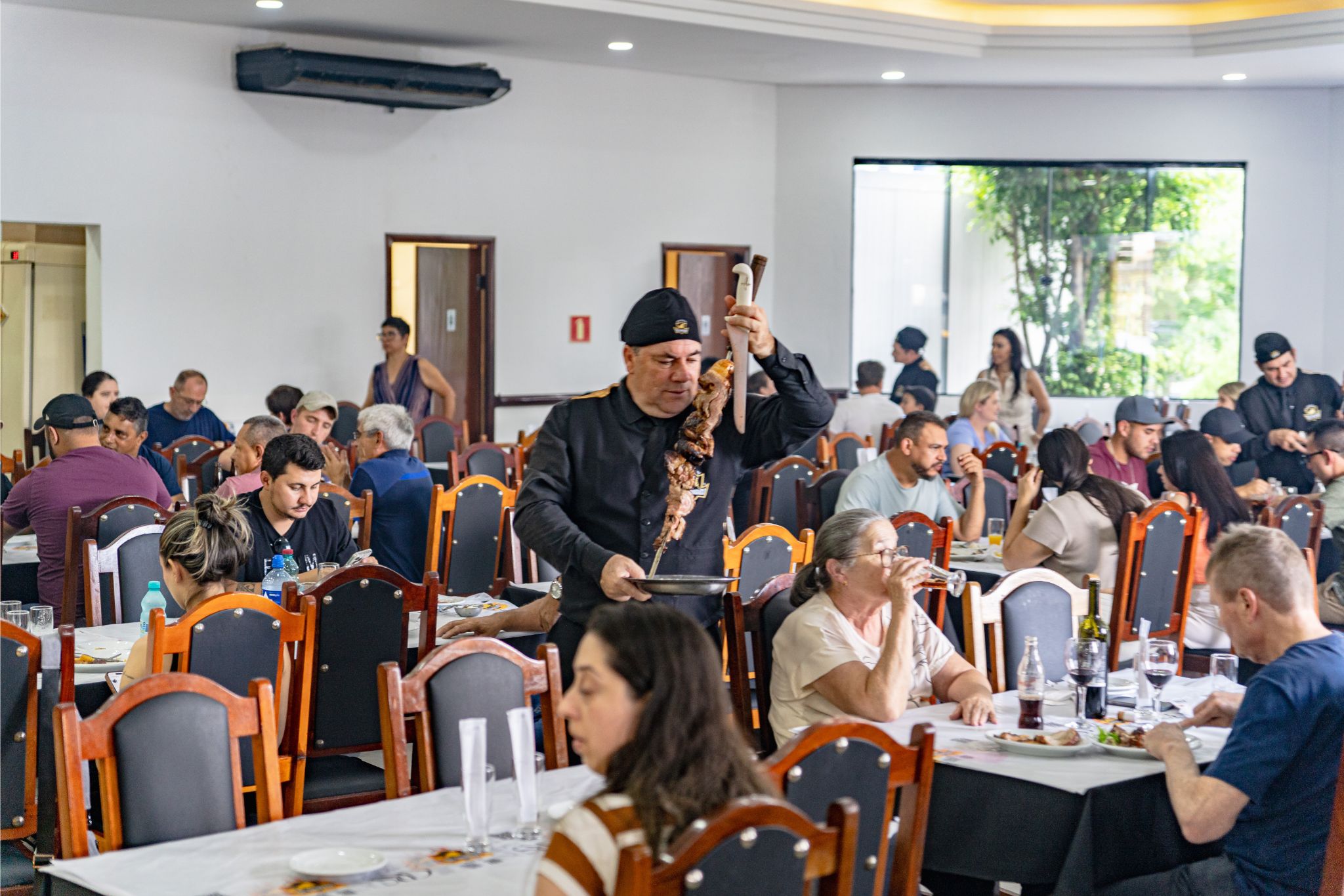 Ambiente interno da Churrascaria Boi Dourado com salão espaçoso em Curitiba