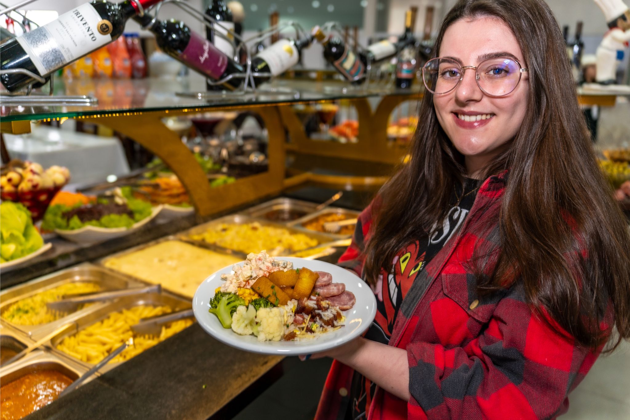 Prato montado com carnes nobres e acompanhamentos no Boi Dourado